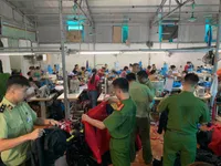 Thu giữ hàng nghìn sản phẩm thời trang sản xuất giả nhãn hiệu The North Face