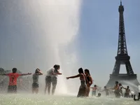 Gần 100 người chết mỗi ngày trong hơn nửa tháng nắng nóng tại Pháp