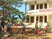 Các điểm trường vùng lũ khai giảng muộn
