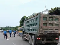 Hà Nội tăng cường xử lý xe quá tải