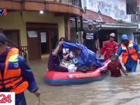 Jakarta chào đón năm mới trong ngập lụt