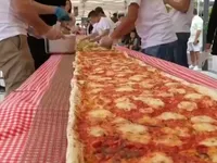 Australia: L&agrave;m b&aacute;nh pizza khổng lồ để quy&ecirc;n g&oacute;p cho l&iacute;nh cứu hỏa