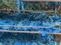 Phát hiện cơ sở tái chế găng tay y tế bằng chất tẩy rửa