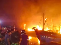 Nhiều tàu cá bất ngờ bốc cháy dữ dội trong đêm