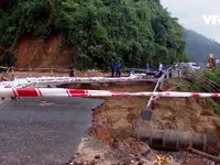 Sạt lở nghiêm trọng đường Hồ Chí Minh nhánh Tây vì mưa lớn