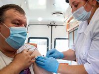 Bác sĩ Nga tình nguyện thử nghiệm vaccine Sputnik-V giữa làn sóng dịch COVID-19 thứ hai