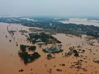 Mưa lũ miền Trung tạm giảm nhưng nhiều điểm sạt lở, có nơi bị cô lập