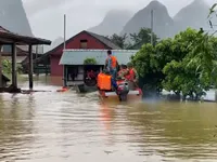 Quảng Bình: Chạy đua với thời gian cứu hộ người dân vùng lũ