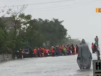 Mưa lũ tàn phá nặng nề giao thông miền Trung