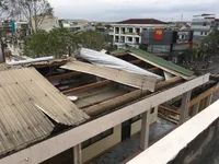 Bão số 9 làm tốc mái nhiều trường học tại Đà Nẵng, Quảng Nam, Quảng Ngãi
