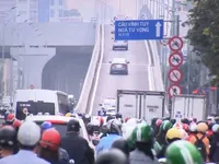 Ngã Tư Sở vẫn hoàn... 'khổ' sau vài ngày thông xe vành đai 2 trên cao