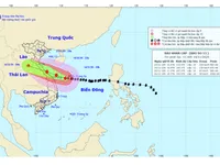 Bão số 13 vẫn rất mạnh, gió giật cấp 12 ở vùng ven biển từ Nam Nghệ An đến Quảng Ngãi