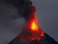 Núi lửa phun trào ở miền Đông Indonesia, hàng nghìn người phải sơ tán