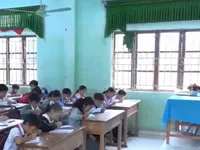 Sau mưa lũ, học sinh không đi học vì hết tiền, phải ở nhà phụ bố mẹ