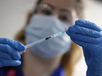 Pfizer và Moderna thử nghiệm vaccine với biến thể SARS-CoV-2 mới