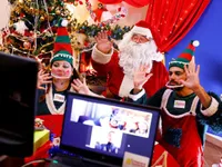 Ông già Noel làm sứ mệnh phát quà... online