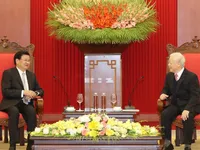 Party, State leader receives visiting Laos PM