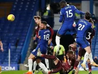 Football: Giroud scores again as Chelsea beat Leeds 3-1 to go top