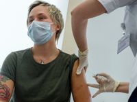 Hàng nghìn người dân Moscow đi tiêm vaccine ngừa COVID-19