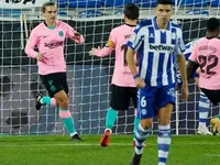Barca draw with 10-man Alaves after Neto howler