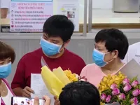 Cha con người Trung Quốc cảm ơn các bác sĩ Việt Nam khi chữa khỏi COVID-19