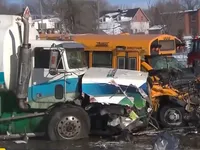 Hơn 200 xe ô tô đâm nhau liên hoàn tại Canada