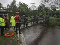 Lũ lụt nghiêm trọng trên đảo Java, Indonesia, 10 nữ sinh thiệt mạng