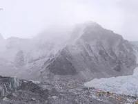 Nepal ngừng cấp ph&eacute;p leo n&uacute;i Everest v&igrave; COVID-19
