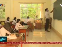 Học sinh lớp 9 và 12 tại Cà Mau đi học trở lại