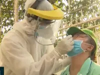TP.HCM lấy mẫu x&eacute;t nghiệm COVID-19 cho c&ocirc;ng nh&acirc;n lưu tr&uacute;