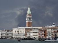 Italy: Nổ lớn tại nhà máy hóa chất, khói đen bao trùm bầu trời Venice