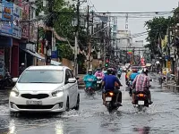 Mưa lớn đúng giờ cao điểm, TP.HCM kẹt xe trầm trọng