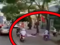 Clip: Ô tô đi lấn làn với tốc độ cao khiến người đi xe máy ngã bất tỉnh