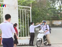 Học sinh Hà Nội nghiêm túc tuân thủ quy định phòng dịch khi đi học trở lại