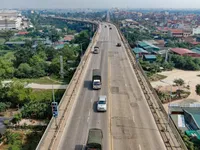 Hàng loạt tuyến bus đi qua cầu Thăng Long phải chuyển sang cầu Nhật Tân