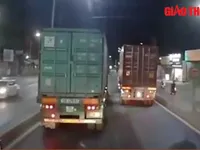 Hai xe container liên tục 'cà khịa' nhau trên đường chật hẹp