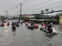 TP.HCM: Mưa lớn, nhiều tuyến đường ngập như sông, 4 người thương vong do cây đổ