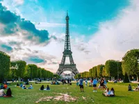 Tháp Eiffel mở cửa đón khách trở lại sau 3 tháng phong tỏa vì COVID-19