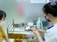 Không chỉ trẻ nhỏ, người lớn cũng đừng quên tiêm vaccine bạch hầu