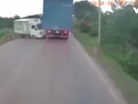 Clip: Mất phanh, xe ben tông xe tải suýt lao xuống vực