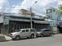 Gần 200 thanh niên cầm hung khí đánh người, đập phá quán ốc