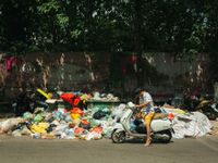 Phố phường Hà Nội ngập tràn trong 'biển rác'