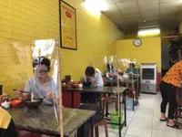 Vẫn còn nhiều hàng quán Hà Nội chưa thực hiện giãn cách để phòng COVID-19