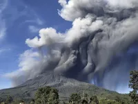 Núi lửa Sinabung phun trào, giới chức Indonesia ra cảnh báo