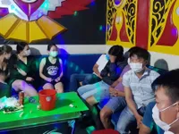 Quán karaoke mở cửa bất chấp lệnh cấm, để nhiều thanh niên sử dụng ma túy