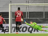 Extra-time Fernandes penalty sends United into Europa semis