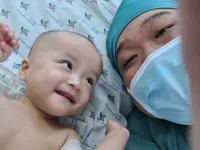 Diệu Nhi rạng rỡ nắm chặt tay bác sĩ, khoảng 6 tuần nữa hai bé sẽ tập đi