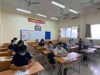 Thí sinh nghiêm túc chấp hành quy định giãn cách khi đến làm thủ tục thi tốt nghiệp THPT 2020