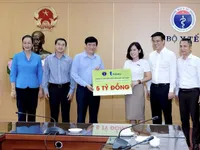 Chiến dịch 'Bảo vệ y bác sĩ 24h' tiếp tục trao tặng 5 tỷ đồng hỗ trợ blouse trắng nơi tuyến đầu chống dịch