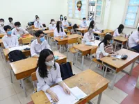 Phát khẩu trang y tế ở điểm thi tốt nghiệp THPT cho thí sinh nghi vấn gian lận